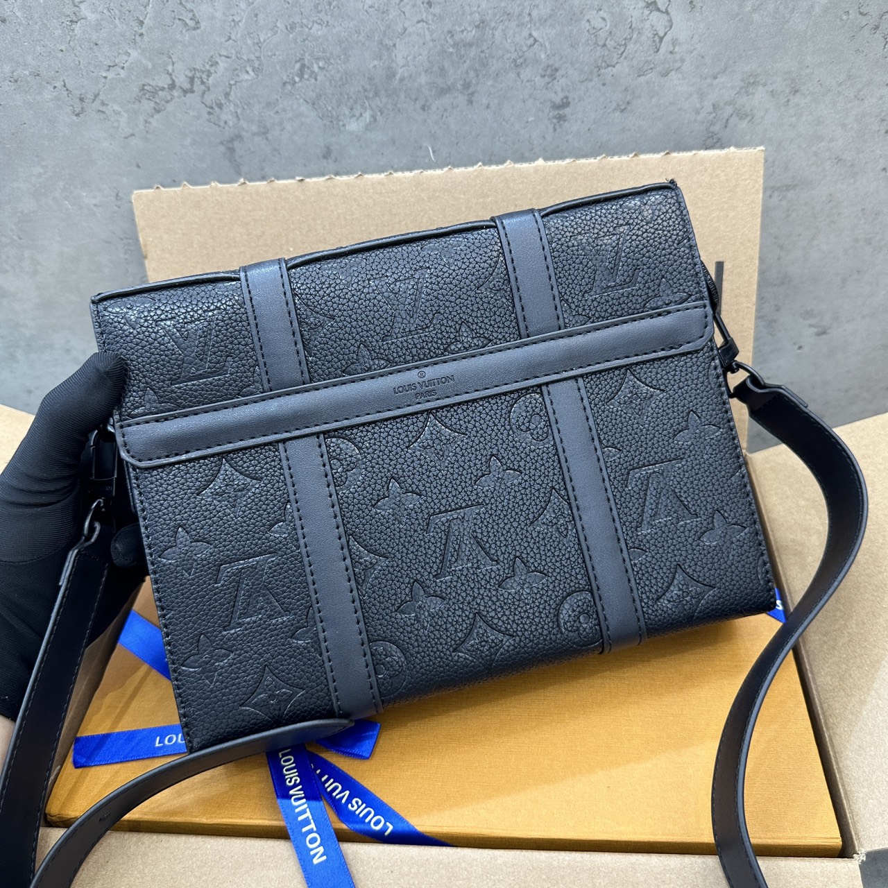 Túi đeo chéo Louis Vuitton LV Đen họa tiết hoa vân dập chìm nắp gập size 24x18x5.5cm Like Auth on web fullbox bill thẻ PLD